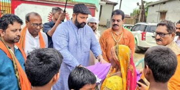 कोटा विधानसभा के सुदूर क्षेत्र सिलपहरी कारीमाटी में आदिवासी परिवार के दो सगे भाइयों की मलेरिया के कारण मृत्यु की दुःखद सूचना प्राप्त होने पर परिजनों से भेंट कर अपनी संवेदना व्यक्त की और ढांढस बंधाया। माननीय मुख्यमंत्री जी को पत्र लिखकर परिजनों को सहायता राशि दिलवाने का विशेष आग्रह किया