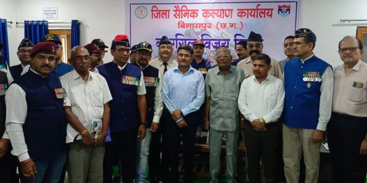 जिला सैनिक कल्याण कार्यालय में कारगिल विजय दिवस का रजत जयंती समारोह मनाया गया। कलेक्टर अवनीश शरण ने दीप प्रज्ज्वलित कर कार्यक्रम का शुभारंभ किया।