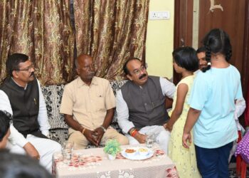 *उप मुख्यमंत्री श्री अरुण साव पहुंचे शहीद भरत साहू के घर, परिजनों से मिलकर बंधाया ढांढस*