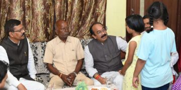 *उप मुख्यमंत्री श्री अरुण साव पहुंचे शहीद भरत साहू के घर, परिजनों से मिलकर बंधाया ढांढस*