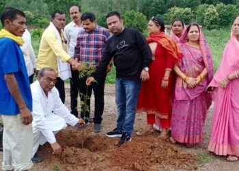 करगी रोड कोटा एक पेड़ मां के नाम मुक्तिधाम फिरंगी पारा मे वृक्षारोपण किया गया