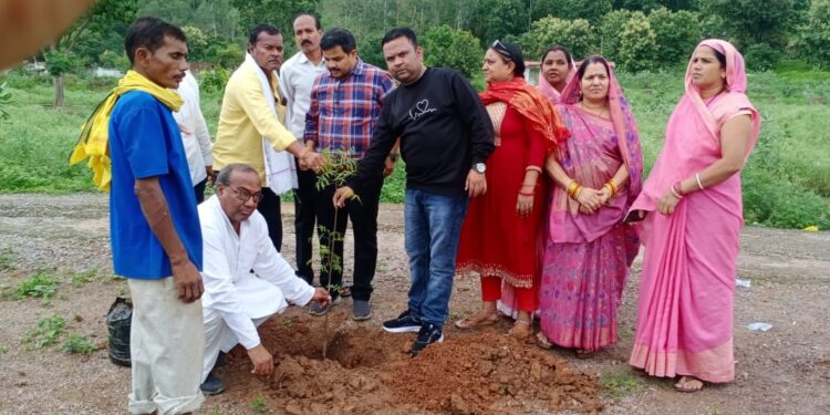 करगी रोड कोटा एक पेड़ मां के नाम मुक्तिधाम फिरंगी पारा मे वृक्षारोपण किया गया