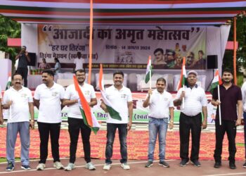 *हाथों में तिरंगा लेकर कलेक्टर की अगुवाई में सैकड़ों ने उत्साह से लगाई स्वतंत्रता दौड़*