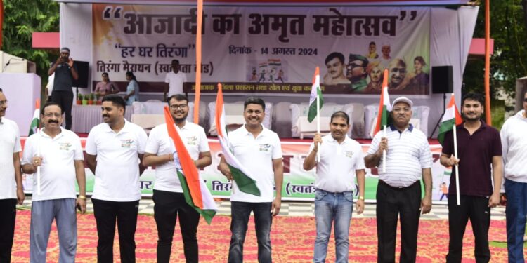 *हाथों में तिरंगा लेकर कलेक्टर की अगुवाई में सैकड़ों ने उत्साह से लगाई स्वतंत्रता दौड़*