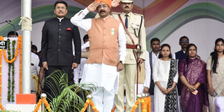 *स्वतंत्रता दिवस पर उप मुख्यमंत्री श्री अरूण साव ने फहराया तिरंगा*