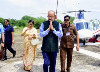 *राज्यपाल और मुख्यमंत्री का हेलीपैड पर स्वागत*