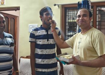 कोटा के होनहार छात्र यश अग्रवाल पिता प्रवीण अग्रवाल का एम,बी,बी,एस, रायपुर मेडिकल कॉलेज में सलेक्शन होने पर उज्ज्वल भविष्य की शुभ कामनाएं लोरमी पदस्थ नायब तहसीलदार एवं कार्यपालिक मजिस्ट्रेट चंद्र प्रकाश सोनी ने आशीर्वाद देकर यश अग्रवाल को उज्जवल भविष्य की कामनाएं दी