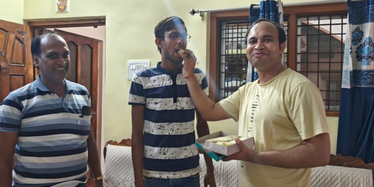 कोटा के होनहार छात्र यश अग्रवाल पिता प्रवीण अग्रवाल का एम,बी,बी,एस, रायपुर मेडिकल कॉलेज में सलेक्शन होने पर उज्ज्वल भविष्य की शुभ कामनाएं लोरमी पदस्थ नायब तहसीलदार एवं कार्यपालिक मजिस्ट्रेट चंद्र प्रकाश सोनी ने आशीर्वाद देकर यश अग्रवाल को उज्जवल भविष्य की कामनाएं दी