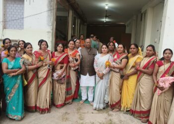 करगी रोड कोटा मितानिन सम्मान समारोह आयोजित वेंकट लाल अग्रवाल के निवास स्थान पर परम आदरणीय श्रीकांत त्रिपाठी भागवत प्रवक्ता ज्योतिष मर्मज्ञ श्रीधाम वृंदावन साथ में वेंकट लाल अग्रवाल जिला संयोजक सांस्कृतिक प्रकोष्ठ भाजपा जिला बिलासपुर द्वारा मितानिनों का साल श्रीफल से सम्मान किया