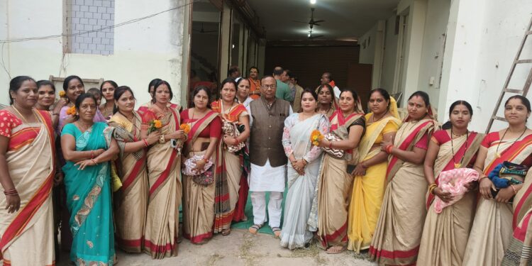 करगी रोड कोटा मितानिन सम्मान समारोह आयोजित वेंकट लाल अग्रवाल के निवास स्थान पर परम आदरणीय श्रीकांत त्रिपाठी भागवत प्रवक्ता ज्योतिष मर्मज्ञ श्रीधाम वृंदावन साथ में वेंकट लाल अग्रवाल जिला संयोजक सांस्कृतिक प्रकोष्ठ भाजपा जिला बिलासपुर द्वारा मितानिनों का साल श्रीफल से सम्मान किया