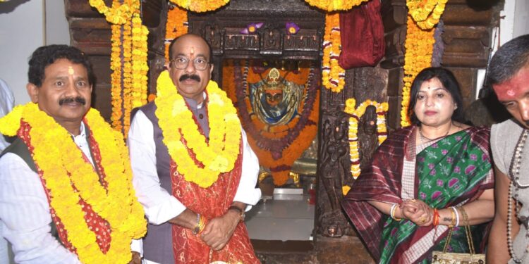 उप मुख्यमंत्री श्री अरुण साव जी के जन्म दिवस रतनपुर में भी धूमधाम से मनाया गया। श्री साव ने मंदिर का दर्शन कर मां महामाया देवी जी का आशीर्वाद लिया। राज्य की खुशहाली और समृद्धि की कामना की।