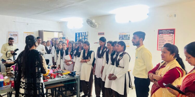 सरस्वती शिशु मंदिर उच्चतर माध्यमिक विद्यालय करगी रोड कोटा छात्र छात्राओं का शैक्षणिक भ्रमण कार्यक्रम डॉ सी सी रामन विश्वविद्यालय कोटा में संपन्न हुआ। 