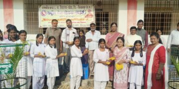 करगी रोड कोटा के शासकीय कन्या उच्चतर माध्यमिक शाला में कक्षा 9 वीं से 12 वीं तक 450 छात्राओं को फल (केला एवं सेव ) का वितरण कोटेश्वर महादेव सेवा संस्थान के संतोष दुबे एवं मोहन कोरी, राजेंद्र अग्रहरी एवं सदस्यों के कर कमलों से किया गया।*