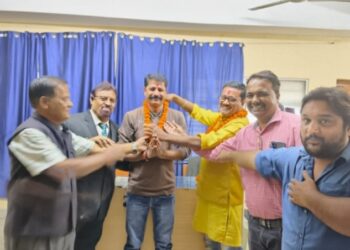 छत्तीसगढ़ पत्रकार महासंघ की प्रदेश इकाई का गठन बुधवार को प्रेस ट्रस्ट भवन ईदगाह चौक में आयोजित बैठक के दौरान किया गया इस अवसर पर पत्रकारों ने एक जुट दिखाते हुए आपसी सहमति से वरिष्ठ पत्रकार विनय मिश्रा को प्रदेश अध्यक्ष पद का दायित्व सौंपा वहीं कोटा क्षेत्र के वरिष्ठ पत्रकार लक्ष्मी नारायण सोमवंशी(डब्बू ठाकुर)को प्रदेश उपाध्यक्ष की जिम्मेदारी दी