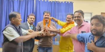 छत्तीसगढ़ पत्रकार महासंघ की प्रदेश इकाई का गठन बुधवार को प्रेस ट्रस्ट भवन ईदगाह चौक में आयोजित बैठक के दौरान किया गया इस अवसर पर पत्रकारों ने एक जुट दिखाते हुए आपसी सहमति से वरिष्ठ पत्रकार विनय मिश्रा को प्रदेश अध्यक्ष पद का दायित्व सौंपा वहीं कोटा क्षेत्र के वरिष्ठ पत्रकार लक्ष्मी नारायण सोमवंशी(डब्बू ठाकुर)को प्रदेश उपाध्यक्ष की जिम्मेदारी दी