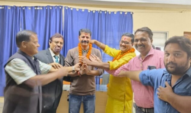 छत्तीसगढ़ पत्रकार महासंघ की प्रदेश इकाई का गठन बुधवार को प्रेस ट्रस्ट भवन ईदगाह चौक में आयोजित बैठक के दौरान किया गया इस अवसर पर पत्रकारों ने एक जुट दिखाते हुए आपसी सहमति से वरिष्ठ पत्रकार विनय मिश्रा को प्रदेश अध्यक्ष पद का दायित्व सौंपा वहीं कोटा क्षेत्र के वरिष्ठ पत्रकार लक्ष्मी नारायण सोमवंशी(डब्बू ठाकुर)को प्रदेश उपाध्यक्ष की जिम्मेदारी दी