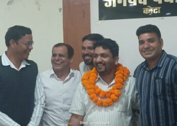 राजस्व पटवारी संघ तहसील कोटा में जिला अध्यक्ष देव कश्यप के आदेशानुसार तहसील अध्यक्ष पद के चुनाव के लिए बैठक का आयोजन जनपद सभा कक्ष कोटा में रखा गया, जहां कोटा तहसील के समस्त पटवारी उपस्थित रहे। अध्यक्ष पद के लिए सर्वसम्मति से से निर्विरोध मनोज खूंटे का चयन किया गया।