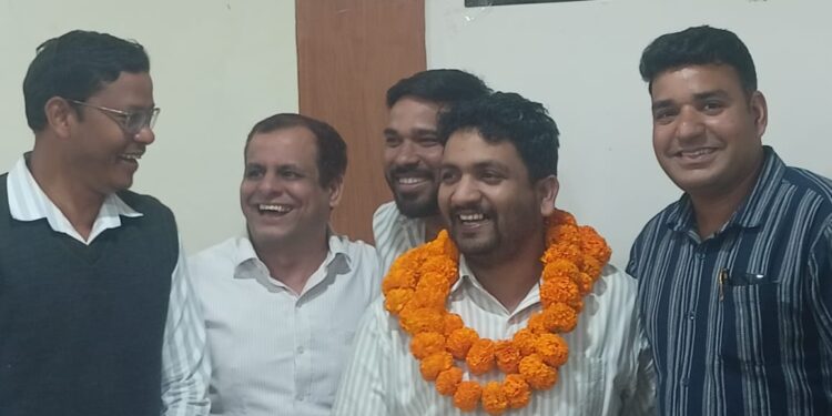 राजस्व पटवारी संघ तहसील कोटा में जिला अध्यक्ष देव कश्यप के आदेशानुसार तहसील अध्यक्ष पद के चुनाव के लिए बैठक का आयोजन जनपद सभा कक्ष कोटा में रखा गया, जहां कोटा तहसील के समस्त पटवारी उपस्थित रहे। अध्यक्ष पद के लिए सर्वसम्मति से से निर्विरोध मनोज खूंटे का चयन किया गया।