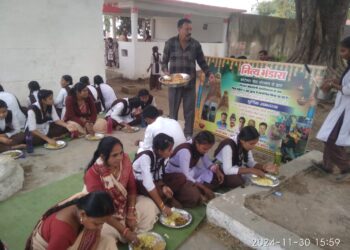 कोटेश्वर महादेव सेवा संस्थान ने सरस्वती शिशु मंदिर उच्चतर माध्यमिक विद्यालय करगी रोड कोटा में चावल, पूड़ी-सब्जी के साथ भंडारा का कार्यक्रम किया गया 350 छात्र-छात्राओं ने पूरी श्रद्धा के साथ भंडारे का प्रसाद ग्रहण किया