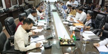 *कलेक्टर अवनीश शरण ने ली राजस्व अधिकारियों की बैठक, तेजी से मामले निपटाने के दिए निर्देश*