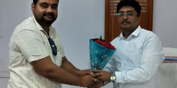 डाक अधीक्षक बिलासपुर विनय प्रसाद जी से सौजन्य मुलाकात कर, प्रशांत गुप्ता ने पुष्पगुच्छ भेंट कर किया सम्मानित।