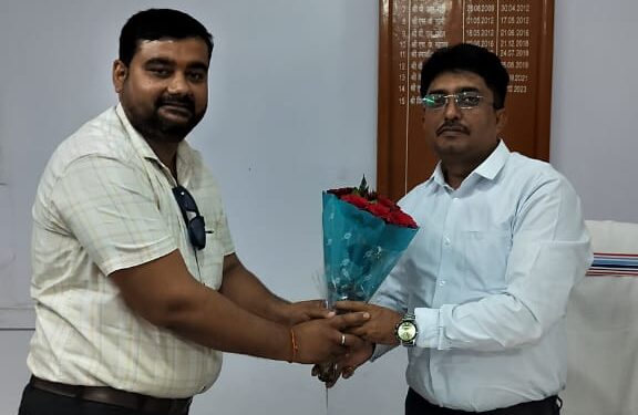 डाक अधीक्षक बिलासपुर विनय प्रसाद जी से सौजन्य मुलाकात कर, प्रशांत गुप्ता ने पुष्पगुच्छ भेंट कर किया सम्मानित।