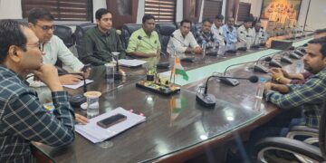 कलेक्टर श्री संजय अग्रवाल ने बोर खनन करने वाले ठेकेदारों की बैठक ली। उन्होंने जल संरक्षण की महत्ता बताते हुए इसमें सहयोग करने का आग्रह किया।