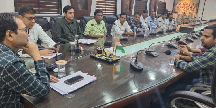 कलेक्टर श्री संजय अग्रवाल ने बोर खनन करने वाले ठेकेदारों की बैठक ली। उन्होंने जल संरक्षण की महत्ता बताते हुए इसमें सहयोग करने का आग्रह किया।