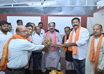 उप मुख्यमंत्री श्री अरुण साव ने नेहरू चौक स्थित अपने शासकीय कार्यालय में ‘जनदर्शन’ आयोजित कर लोगों की समस्याएं सुनी।