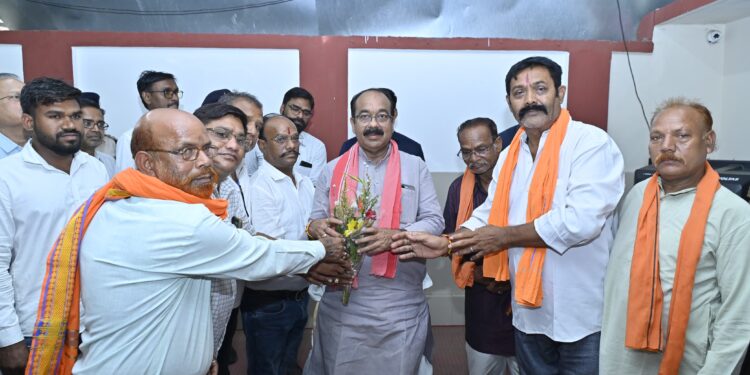 उप मुख्यमंत्री श्री अरुण साव ने नेहरू चौक स्थित अपने शासकीय कार्यालय में ‘जनदर्शन’ आयोजित कर लोगों की समस्याएं सुनी।