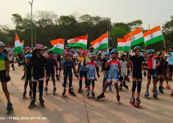 भारतीय सेना द्वारा ऑपरेशन सिंदूर के समर्थन में आज नन्हे बच्चों ने स्केटिंग करते हुए तिरंगा यात्रा निकाली। यह यात्रा साइंस कॉलेज मैदान से निकाली गई जिसमें बच्चों ने हाथों में तिरंगा लहराते हुए भारत माता की जयकार की और तिरंगा यात्रा में अपनी भागीदारी निभाई।