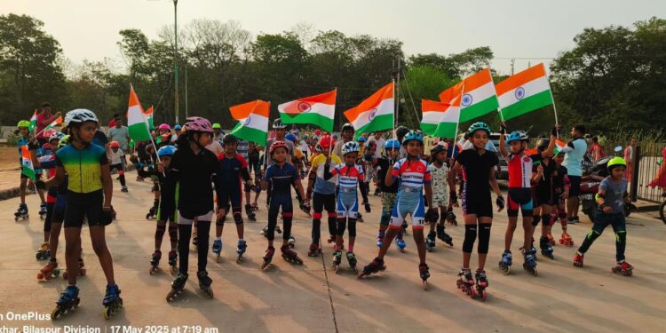 भारतीय सेना द्वारा ऑपरेशन सिंदूर के समर्थन में आज नन्हे बच्चों ने स्केटिंग करते हुए तिरंगा यात्रा निकाली। यह यात्रा साइंस कॉलेज मैदान से निकाली गई जिसमें बच्चों ने हाथों में तिरंगा लहराते हुए भारत माता की जयकार की और तिरंगा यात्रा में अपनी भागीदारी निभाई।