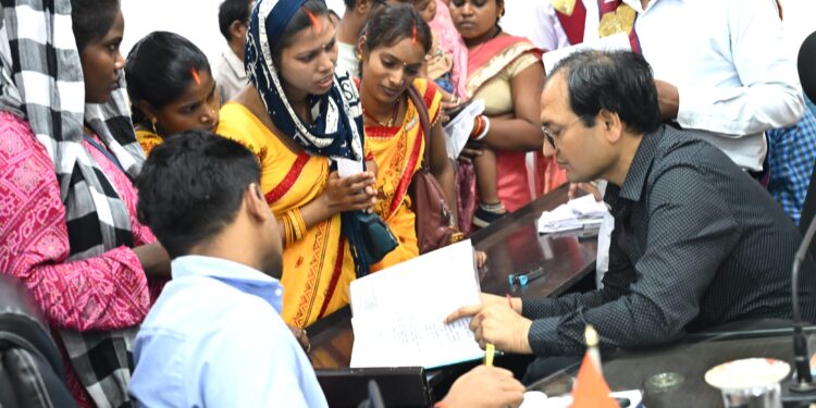 *कलेक्टर ने जनदर्शन में सुनी लोगों की समस्याएं समूह की दीदियों ने लंबित मानदेय के लिए दिया आवेदन*