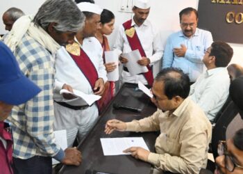 कलेक्टर ने जनदर्शन में सुनी लोगों की समस्याएं अधिकारियों को समस्याओं का संवेदनशीलता से निराकरण करने दिए निर्देश*