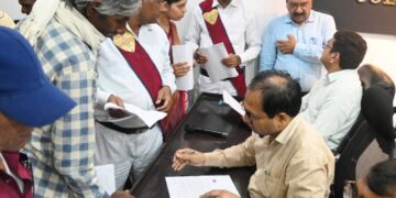 कलेक्टर ने जनदर्शन में सुनी लोगों की समस्याएं अधिकारियों को समस्याओं का संवेदनशीलता से निराकरण करने दिए निर्देश*