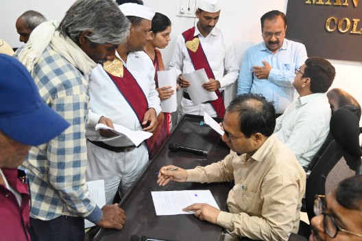 कलेक्टर ने जनदर्शन में सुनी लोगों की समस्याएं अधिकारियों को समस्याओं का संवेदनशीलता से निराकरण करने दिए निर्देश*