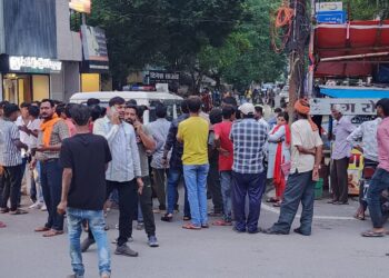 भक्तकवरराम गेट और तिवारी चाल के सामने, मंदिर चौक की तरफ तेज़ रफ़्तार आ रही चार पहिया वाहन बिना नंबर वाली गाड़ी जिसका चालक शराब के नशे मे धुत होकर 3-4 वाहनों को जोरदार टक्कर मारी,