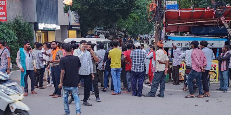 भक्तकवरराम गेट और तिवारी चाल के सामने, मंदिर चौक की तरफ तेज़ रफ़्तार आ रही चार पहिया वाहन बिना नंबर वाली गाड़ी जिसका चालक शराब के नशे मे धुत होकर 3-4 वाहनों को जोरदार टक्कर मारी,