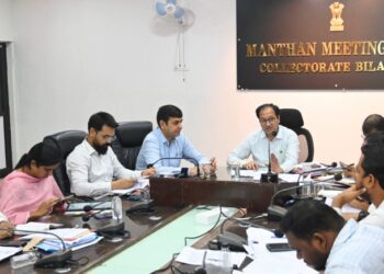 *कलेक्टर ने टीएल बैठक में की फ्लैगशीप योजनाओं की समीक्षा स्कूली बच्चों के जाति प्रमाण पत्र बनाने में शिथिलता पर बीईओस को नोटिस*