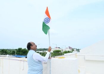 *उप मुख्यमंत्री श्री अरुण साव ने ‘हर घर तिरंगा’ अभियान के तहत अपने निवास पर लगाया तिरंगा*