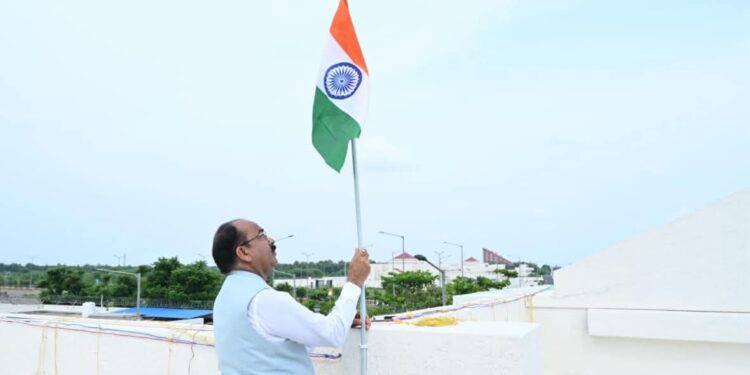 *उप मुख्यमंत्री श्री अरुण साव ने ‘हर घर तिरंगा’ अभियान के तहत अपने निवास पर लगाया तिरंगा*