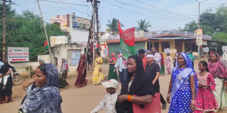 स्व: शंकर गुहा नियोगी 34-वे शहादत दिवस पर छत्तीसगढ़ मुक्ति मोर्चा द्वारा कोटा नगर में निकाली गई रैली।