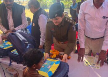 *चेतना’ अभियान के अंतर्गत ‘सियान चेतना सम्मान’ कार्यक्रम, ग्रामीणों को किया गया जागरूक ,बैगा परिवारों को कंबल शॉल स्वेटर एवम बच्चो को स्कूल बैग वितरित किया गया*
