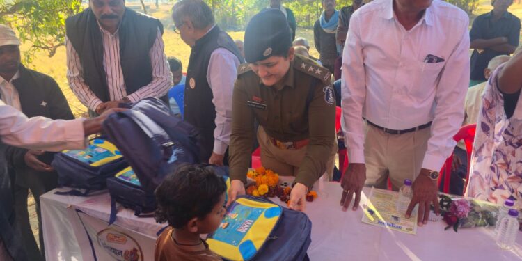 *चेतना’ अभियान के अंतर्गत ‘सियान चेतना सम्मान’ कार्यक्रम, ग्रामीणों को किया गया जागरूक ,बैगा परिवारों को कंबल शॉल स्वेटर एवम बच्चो को स्कूल बैग वितरित किया गया*