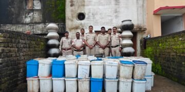 आबकारी आयुक्त छत्तीसगढ रायपुर श्री पी.एस. एल्मा के निर्देशानुसार श्री संजय अग्रवाल, कलेक्टर जिला बिलासपुर के मार्गदर्शन में आबकारी टीम बिलासपुर द्वारा 15 अगस्त 2026 शुष्क दिवस के पूर्व जिला में अवैध मदिरा के विनिर्माण, भण्डारण, परिवहन तथा विक्रय पर सख्त कार्यवाही करते हुए आज दिनांक 14.08.2026 को निम्नानुसार प्रकरण कायम किया गया