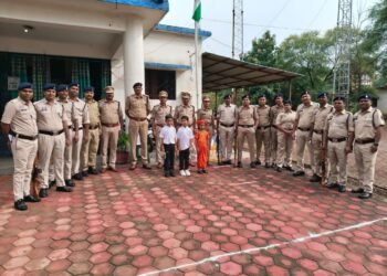 कोटा थाना प्रभारी टीआई शशिकांत भारद्वाज ने राष्ट्रीय ध्वज फहराया। ध्वजारोहण के बाद पुलिस अधिकारी-कर्मचारियों ने राष्ट्रगान गाकर देश के प्रति सम्मान और समर्पण का संदेश दिया।