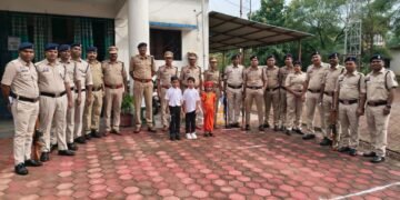 कोटा थाना प्रभारी टीआई शशिकांत भारद्वाज ने राष्ट्रीय ध्वज फहराया। ध्वजारोहण के बाद पुलिस अधिकारी-कर्मचारियों ने राष्ट्रगान गाकर देश के प्रति सम्मान और समर्पण का संदेश दिया।