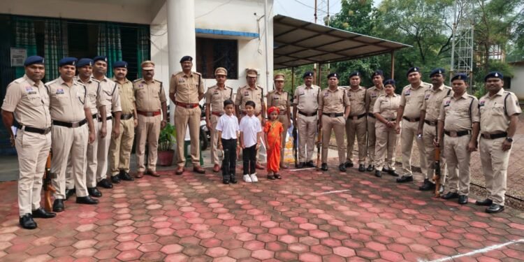 कोटा थाना प्रभारी टीआई शशिकांत भारद्वाज ने राष्ट्रीय ध्वज फहराया। ध्वजारोहण के बाद पुलिस अधिकारी-कर्मचारियों ने राष्ट्रगान गाकर देश के प्रति सम्मान और समर्पण का संदेश दिया।